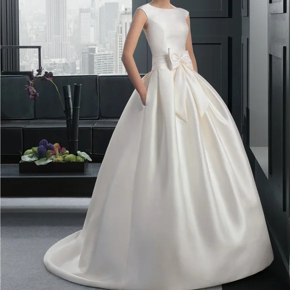 Rosa Clara Ivory Wedding Dress with Bustle and Bow - Picture 4 of 5